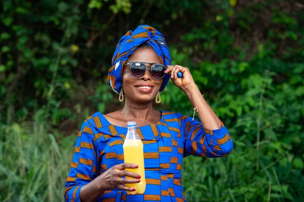 Une Belle Femme Africaine Mature Tenue Traditionnelle Debout Dans Campagne — Photo