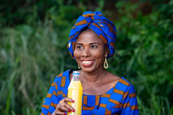 Une Belle Femme Africaine Mature Tenue Traditionnelle Debout Campagne Tenant — Photo