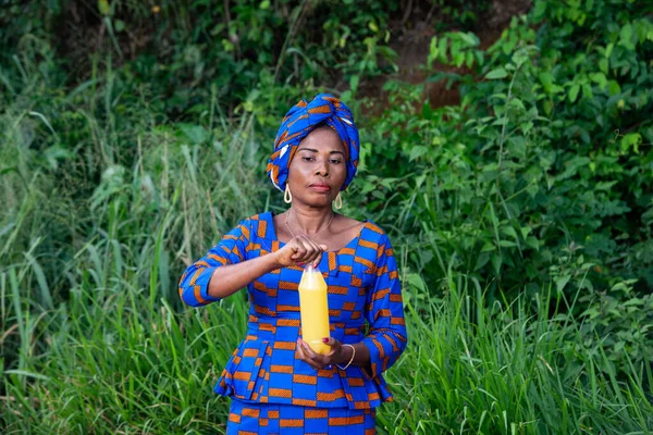 Uma Bela Mulher Africana Madura Vestido Tradicional Campo Segurando Uma — Fotografia de Stock