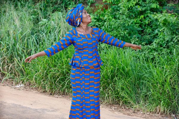 Uma Bela Mulher Africana Madura Vestido Tradicional Parque Olhando Para — Fotografia de Stock