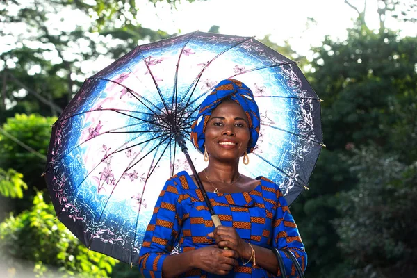 Schöne Geschäftsfrau Die Unter Einem Regenschirm Park Steht Und Lächelnd — Stockfoto