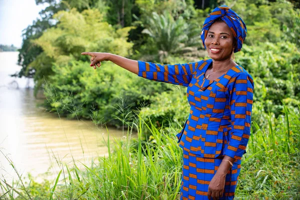 Bela Mulher Negócios Adulto Parque Apontando Com Dedo Para Lago — Fotografia de Stock