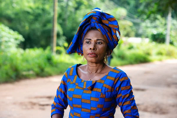 Mulher Adulta Bonita Vestindo Tecido Lombo Tradicional Com Lenço Cabeça — Fotografia de Stock