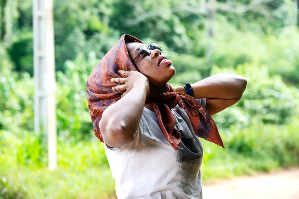 Uma Bela Mulher Africana Campo Olhando Para Cima Com Lenço — Fotografia de Stock