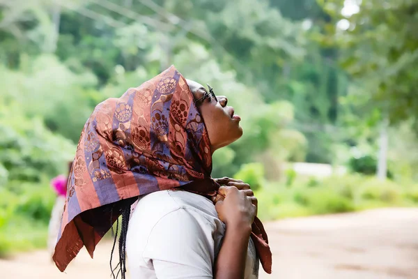 田舎の美しいアフリカ人女性がスカーフを頭にして — ストック写真