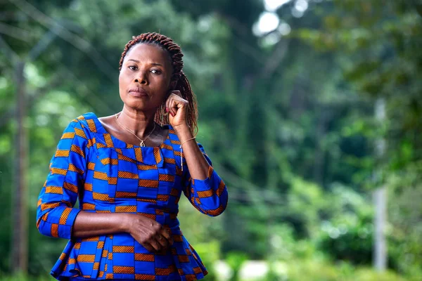 Eine Schöne Afrikanische Frau Traditioneller Kleidung Die Auf Dem Land — Stockfoto