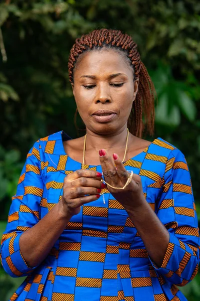 Uma Bela Mulher Africana Vestido Tradicional Campo Usando Uma Pulseira — Fotografia de Stock