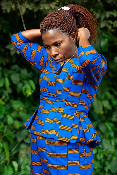 Uma Bela Mulher Africana Vestido Tradicional Campo Usando Pescoço Jóia — Fotografia de Stock