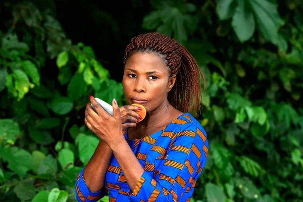 African Woman Traditional Dress Standing Countryside Applying Foundation Small Mirror — Stock Photo, Image