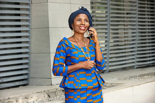 Beautiful Adult Businesswoman Standing Talking Mobile Phone While Smiling — Stock Photo, Image