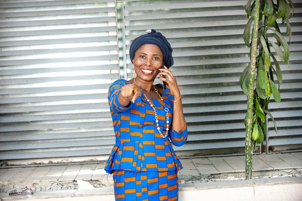 Bela Empresária Adulta Fora Falando Telefone Celular Enquanto Apontando Dedo — Fotografia de Stock