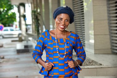 Geleneksel peştemalli güzel bir iş kadını açık havada mutlu..