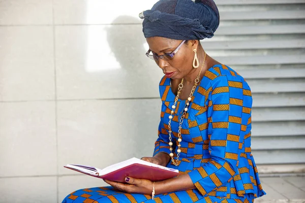 Beautiful Adult Businesswoman Sitting Sideways Outdoors Reading Glasses Notebook — Stock Photo, Image