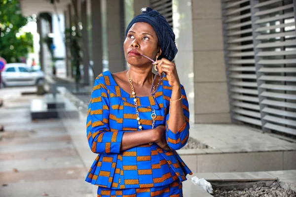 Mulher Negócios Africana Bonita Vestido Tradicional Livre Pensando Com Fim — Fotografia de Stock