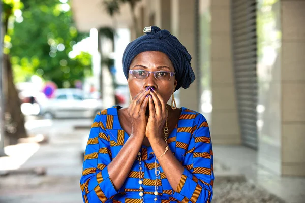 Schöne Afrikanische Frau Traditioneller Kleidung Die Freien Mit Überraschtem Blick — Stockfoto