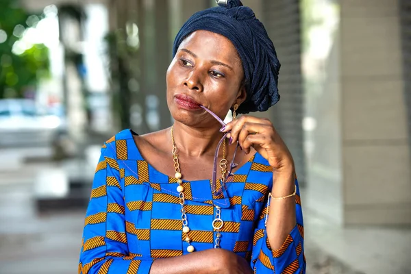 Beautiful African Woman Traditional Outfit Standing Outdoors Thinking Holding End — Stock Photo, Image