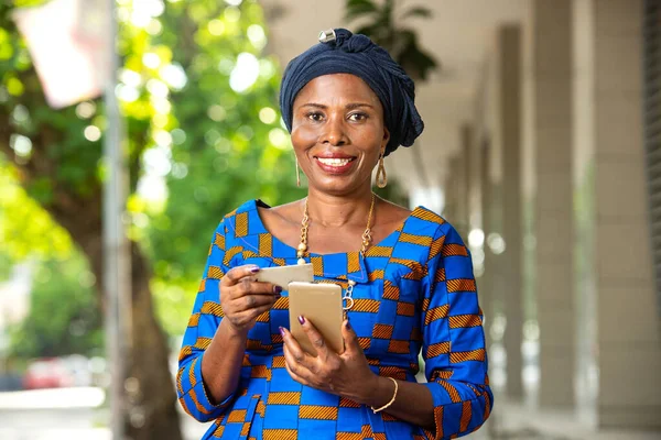 Beautiful African Businesswoman Traditional Outfit Standing Outdoors Holding Mobile Phone — Stock Photo, Image