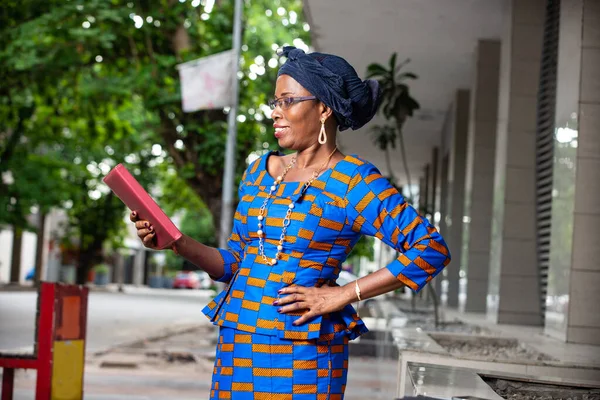 Красивая Зрелая Африканская Деловая Женщина Традиционном Костюме Стоит Улице Смотрит — стоковое фото
