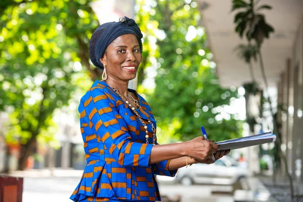 Beautiful Mature African Businesswoman Traditional Outfit Standing Outdoors Holding Document — Stock Photo, Image