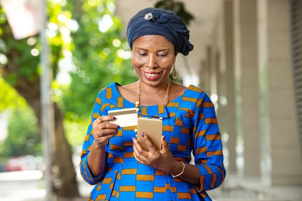 Beautiful African Businesswoman Traditional Outfit Standing Outdoors Holding Mobile Phone — Stock Photo, Image
