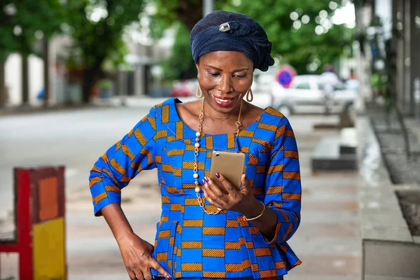 Beautiful African Businesswoman Traditional Dress Standing Outdoors Looking Mobile Phone — Stock Photo, Image