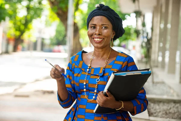 Geleneksel Elbiseli Güzel Bir Afrikalı Kadını Elinde Kalem Belge Tutarken — Stok fotoğraf