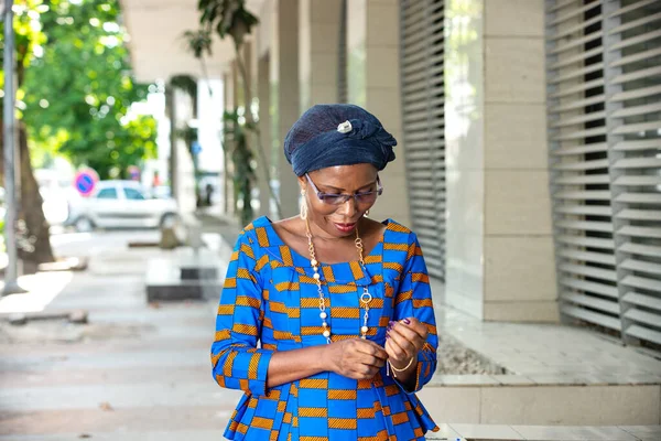 Bela Mulher Africana Vestido Tradicional Livre Ajustando Sua Pulseira Enquanto — Fotografia de Stock