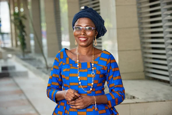 Geleneksel Giysiler Içinde Güzel Bir Afrikalı Kadın Açık Havada Kameraya — Stok fotoğraf