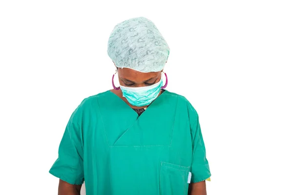 Krásná Mladá Doktorka Uniformě Lékařskou Maskou Shlížející Nemocnici — Stock fotografie