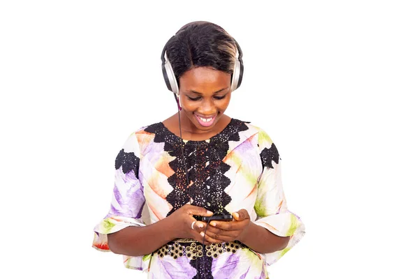 Красивая Молодая Женщина Слушает Музыку Наушниках Помощью Мобильного Телефона Улыбаясь — стоковое фото