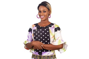 Güzel genç bir kadın elinde bir belge tutarak kameraya bakıp gülümsüyor..