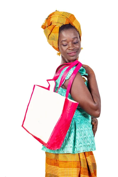 Geleneksel Elbiseli Güzel Bir Afrikalı Kadın Beyaz Arka Planda Duruyor — Stok fotoğraf