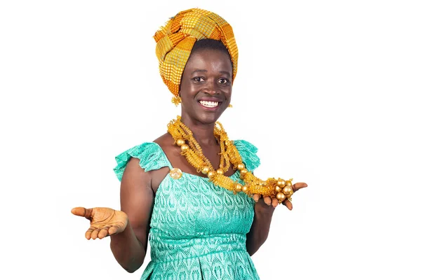 Krásná Mladá Africká Žena Tradičních Šatech Stojící Bílém Pozadí Ukazující — Stock fotografie