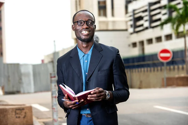 Schöner Erwachsener Geschäftsmann Mit Brille Und Einem Notizbuch Der Auf — Stockfoto