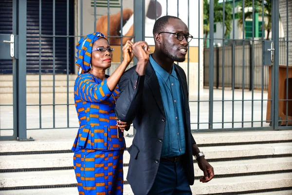 Dois Parceiros Negócios Adultos Fora Segurando Uma Caneta Juntos — Fotografia de Stock