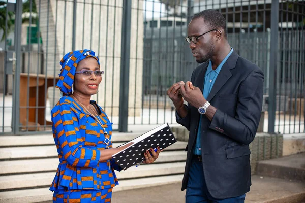 Beautiful Mature African Businesswoman Traditional Dress Standing Outdoors Chatting Her — Stock Photo, Image