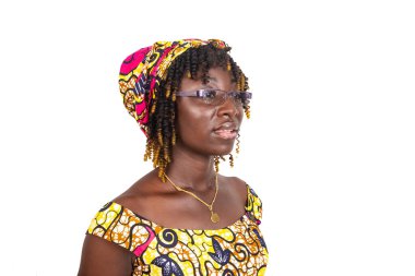 Güzel, ciddi, gözlüklü ve yana bakan genç bir kadın..