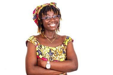 Çapraz kollu gözlük takan ve kameraya gülümseyen güzel, ciddi bir genç kadın..