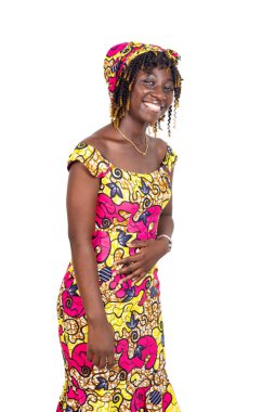 Geleneksel peştemalli güzel bir kadın kameraya gülümsüyor..