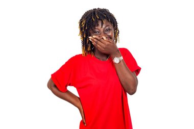 Güzel, genç bir kadın kırmızı elbiseler giyiyor, yüzünü gizliyor ve gülüyor..