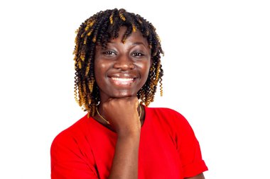 Beyaz arka planda kırmızı tişörtlü güzel bir kadın kameraya bakıp gülümsüyor.