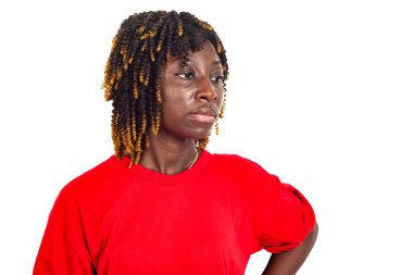 Güzel, üzgün, genç bir kadın. Kırmızı elbise giyiyor ve yan bakıyor..