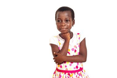 Sevimli küçük kız kameraya bakıp kollarını kavuşturup gülümseyerek elini çenesine kaldırmayı düşünüyor..