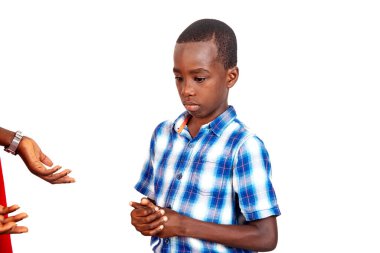 Genç annenin elleri üzgün oğluna ne olduğunu soruyor..