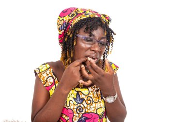 Gözlük takan genç ve güzel bir kadın diş ağrısı çekiyor..