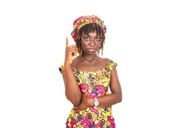 Güzel, ciddi bir genç kadın, gözlük takıyor, kollarını kavuşturuyor ve parmağını kaldırıyor..