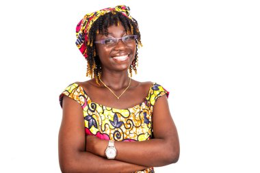 Çapraz kollu gözlük takan ve kameraya gülümseyen güzel, ciddi bir genç kadın..