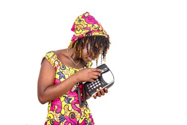 Geleneksel peştemalli güzel bir kadın elinde cep telefonu tutuyor..