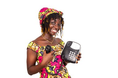 Geleneksel peştamallı güzel bir kadın cep telefonunu işaret ediyor ve kameraya gülümsüyor..