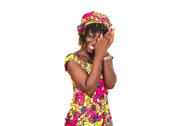 Geleneksel peştemalli güzel bir kadın. Gözleri kapalı gülümsüyor..